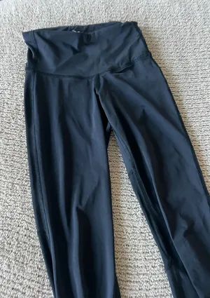 Old Navy black leggings with pockets and reflective stripes. Size: XS #activewear #leggings #fitness thumbnail 1