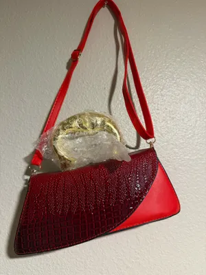 Elegant work bag in good condition. Perfect for the office or everyday professional use. Spacious, practical, and stylish enough to carry your daily essentials. Please check the photos for details and condition. thumbnail 1