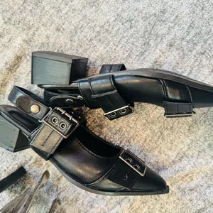 Stylish Black Women's Buckle Shoes Size 8 thumbnail 3