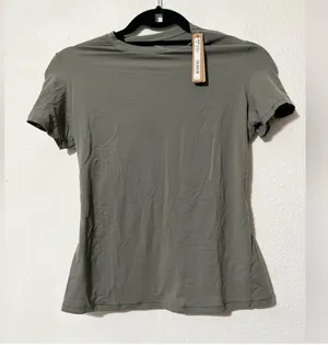 Fits Everybody Tee in Gunmetal thumbnail 2
