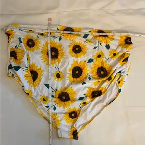 Ruffle Bikini with Sunflower Design Yellow Women 2XL NWOT thumbnail 4