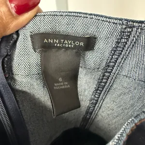 Ann Taylor Factory Dark‎ Wash Denim Pinafore Dress sz 6 Cotton Knee Length thumbnail 4
