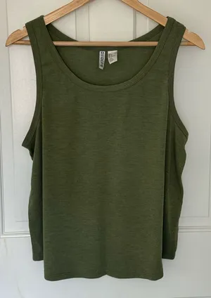 🛎️ Clearance H&M Divided Basic Green Tank Top Size Medium thumbnail 1