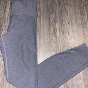 Vuori Women's Clean Elevation Heather Gray Leggings thumbnail 2
