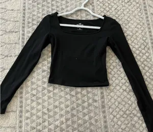 Hollister Top Long Black Sleeve thumbnail 1