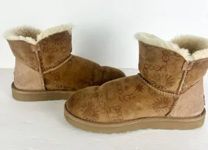 Ugg Mini Bailey Button Boot Womens Size 8 Logo Spellout Brown Monogram thumbnail 3