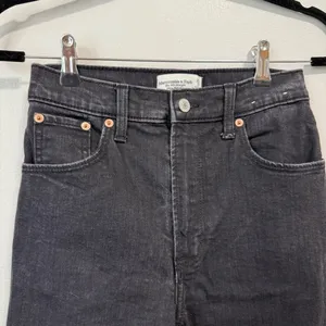 Abercrombie and Fitch The 90s Straight Ultra High Rise Black Denim Jeans Sz 26 R thumbnail 2