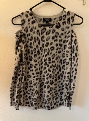 Charter‎ Club Luxury Cashmere Grey Leopard Print Cold Shoulder Sweater Medium thumbnail 1
