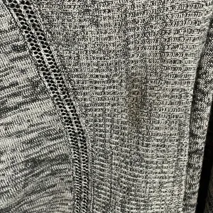Lululemon Breeze Easy Wrap in Heathered Light Grey & Deep Coal thumbnail 7