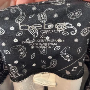 Bebe Sport Women's Size XL Paisley Cropped Leggings Black White Athleisure thumbnail 3