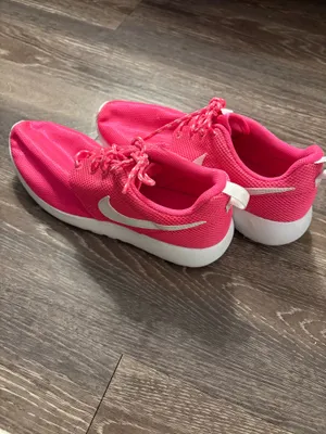 NWOT Nike Roshe One (GS) Hyper Pink/White sneakers. Size 8.5 (youth 7) thumbnail 3