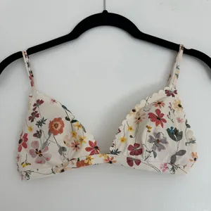 Bikini top Size 8 thumbnail 1