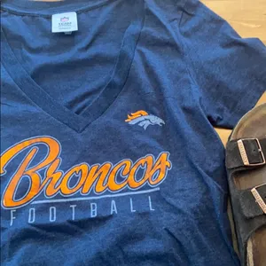 DENVER BRONCOS Women’s Large V-Neck Short Sleeve Tee T-Shirt NFL 3/$20 Sale! thumbnail 8