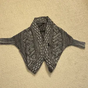 Size small 3/4 sleeve black patterned cardigan thumbnail 4