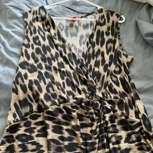 Sleeveless Joe Fresh wrap top, leopard animal print, 1X, EUC thumbnail 2