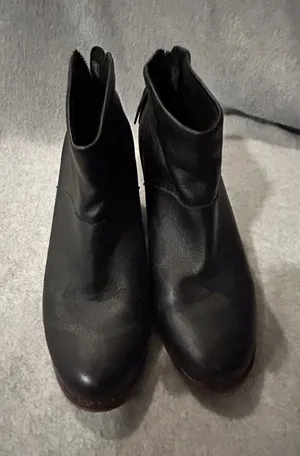 TOMS Black‎ Leather Tassel Back Zip Ankle Booties Stacked Heel Womens 9M thumbnail 1