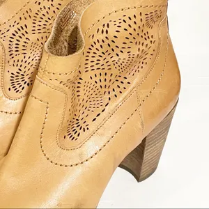 Ugg Size 9 Tan‎ Thames Distressed Perforated Stacked Heel Leather Ankle Bootie thumbnail 4