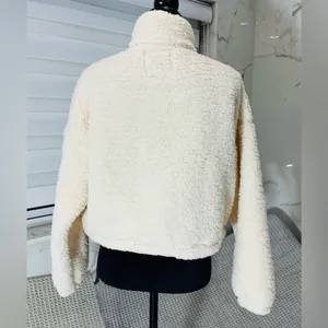 Hollister pullover SOFT🌥️and warm 🔥 thumbnail 4