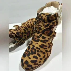 NIB!BellaMarie Leopard print crisscross buckle, zipper chunky heel boot Size 8.5 thumbnail 6