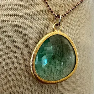 Gold tone and green pendant necklace thumbnail 2