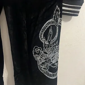 BCBG Max Azria BLACK VELVET BLING SILVER STUD DRAGON & LOGO HOODIE & CROPPED PANTS SET NWT thumbnail 5