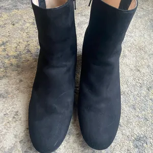 NINE WEST Qualner Black Faux Suede Ankle Boots Block Heel Side Zip Size 9.5 M thumbnail 7