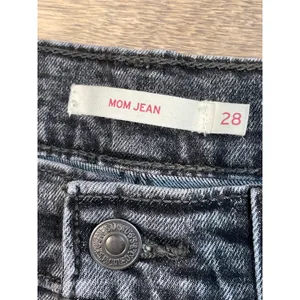 Y2K Levi’s Mom Jeans Black Button Fly -80s Style– Size 28 thumbnail 4