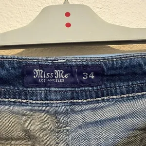 Miss Me Womens Mid Rise Ankle Skinny Distressed Embellished Jeans 34 E3498AK3A thumbnail 3