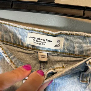 Abercrombie & Fitch Curve Love 90s Straight Ultra High‎ Rise Jeans Light Wash 10 thumbnail 6
