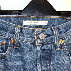 Levi's Women's Blue Distressed wedgie Straight Leg medium wash Jeans 26‎ thumbnail 2