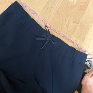 LULULEMON On The Fly Crop Woven 23" In True‎ Navy Size 10 thumbnail 6