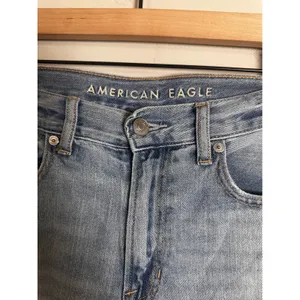 American Eagle Mom Jean Light Wash Distressed High Rise Ripped Denim Blue Sz 4S‎ thumbnail 4