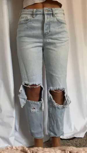 Ripped Jeans thumbnail 1