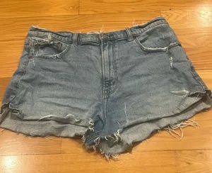 Abercrombie & fitch The mom high rises distressed Jean shorts size 32/14 . thumbnail 1