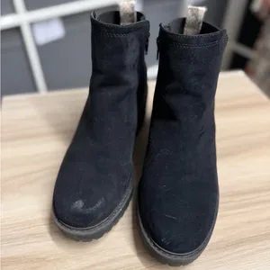 Universal Threads Target Black Lug Sole Suede Ankle Chelsea Boots thumbnail 2