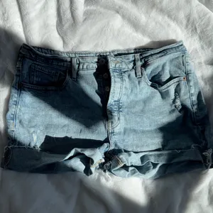 Old Navy OG Straight High Rise Denim Shorts Size 16 Light Wash Distressed thumbnail 5