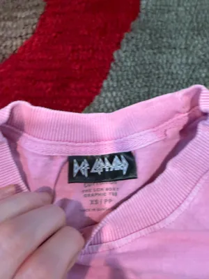 Def Leppard Pink Graphic Tee Shirt Band Tee Tiger Unisex Adult Size XS thumbnail 3
