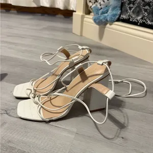 White heels thumbnail 3