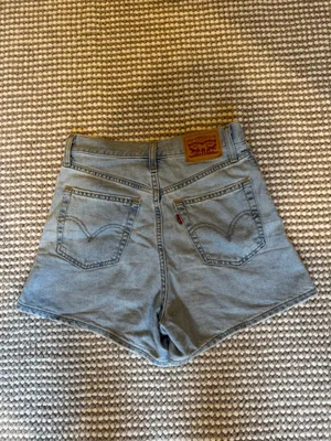 Levi’s High-Waisted Mom Shorts thumbnail 2