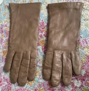 Leather gloves in nice condition some staining on one glove Size 8 thumbnail 1