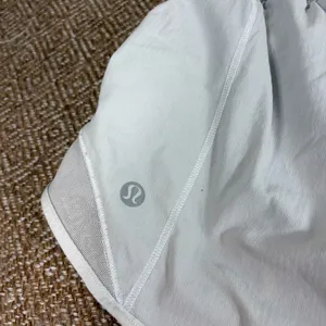 Lululemon Hotty Hot High-Rise Short 3” Sz 8 White Outdoor Casual Preppy Gorpcore thumbnail 5