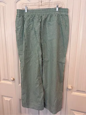 Free assembly white and green stripe crops size large thumbnail 2