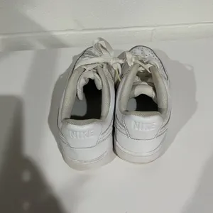 Nike White Athletic Sneakers size 9 thumbnail 3