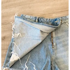 ZARA DENIM ASYMMETRICAL LIGHT BLUE WASH MINI SKORT Distressed XS WAIST thumbnail 4