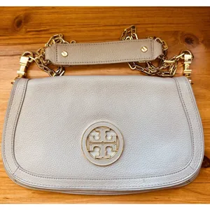 Tory Burch‎ Amanda Logo Gray Crossbody Clutch Gold Chain Flap Magnetic Closure thumbnail 1