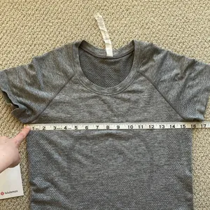 Lululemon Swiftly Tech Short Sleeve 2.0 Crew Shirt Size 6 Slate White EUC thumbnail 3