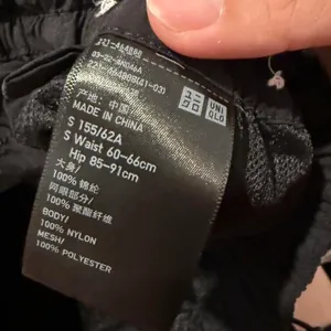 Uniqlo black street wear skater sweatpants thumbnail 2