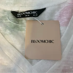 BloomChic NWT‎ T-Shirt White Floral Print Short Sleeve V Neck Casual Top 12 thumbnail 5