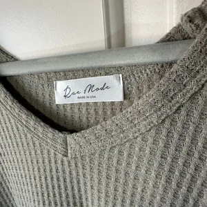 Rae‎ Mode Womens Top Gray V Neck Short Sleeve Waffle Knit Slouchy Made in USA OS thumbnail 2