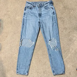 American Eagle Light Wash High Rise Major Knee Distressing Mom Jeans Size 6 thumbnail 2